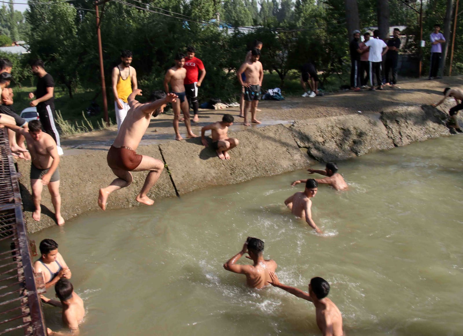 Heatwave likely to Grip Kashmir for Next 48 Hours